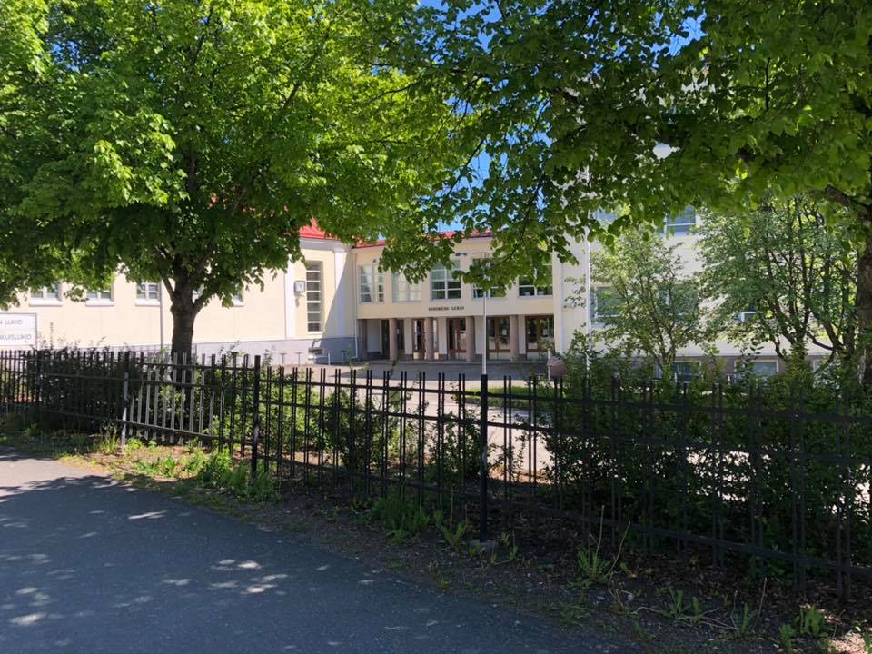 Lukion hämeenkadun puoleinen ovi.