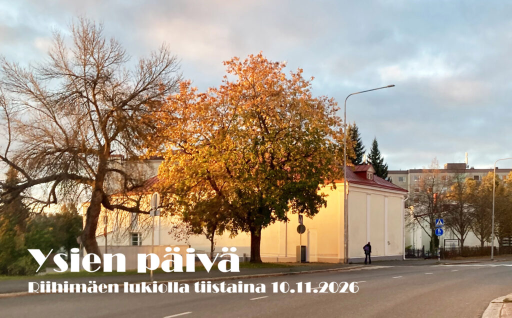 Riihimäen lukio syksyisessä maisemassa